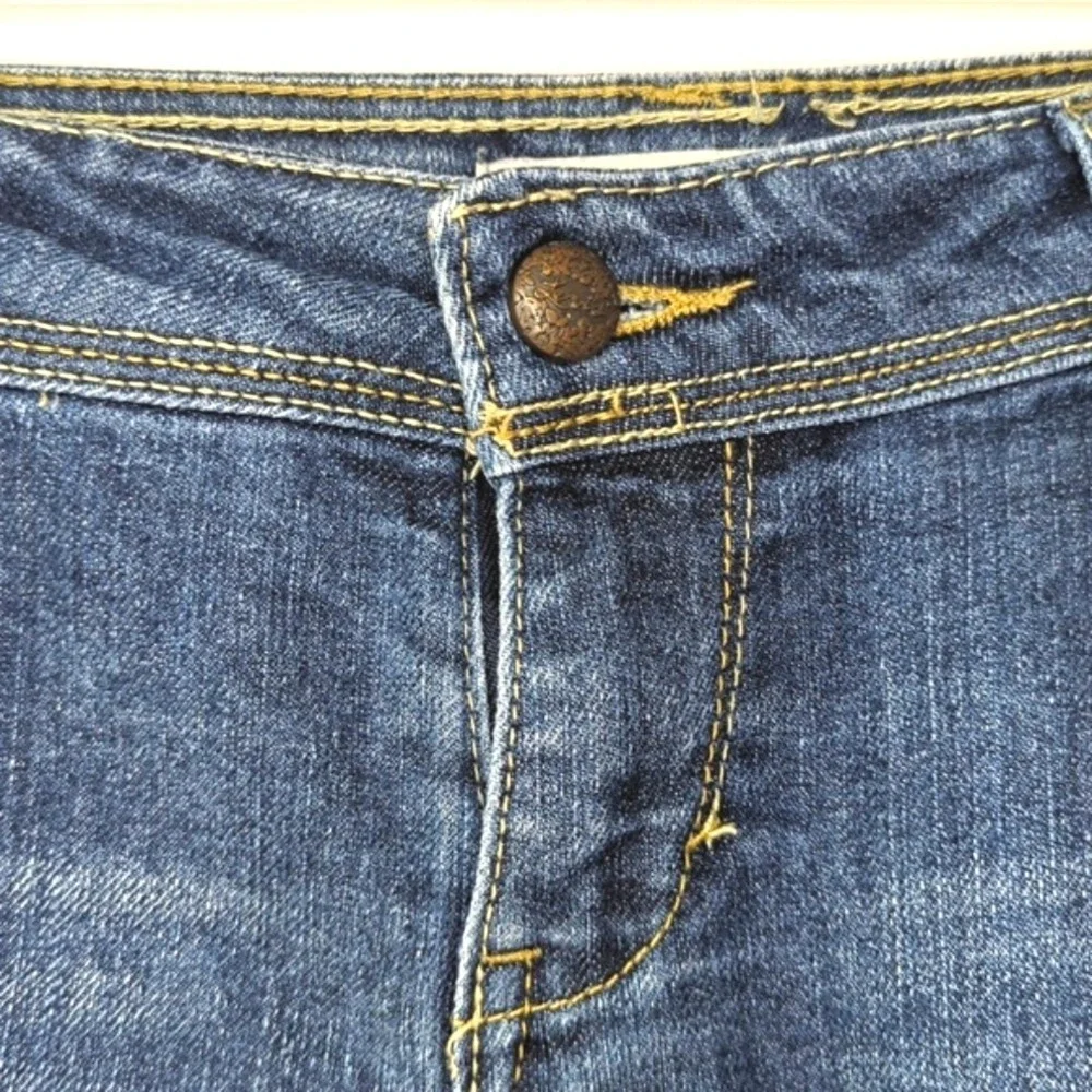 Levi's‎ Midi Y2K Jean Shorts Juniors Distressed Denim Medium Wash Women's Size 9